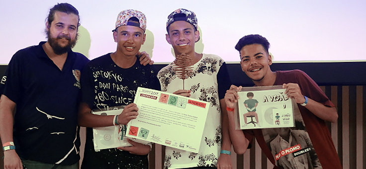 Na imagem Murilo Oliveira, Luís Henrique de Oliveira e Matheus Souza da Silva criaram um plano que aula que usa o rap como método de ensino