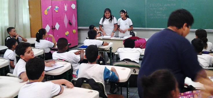 Imagem mostra crianças que participam de iniciativa queintegra estudantes brasileiros e bolivianos
