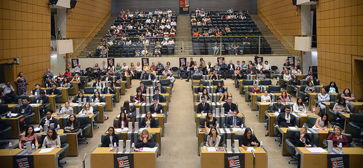 Jovens do Parlamento Jovem em visita à Câmara Estadual no Plenário JK