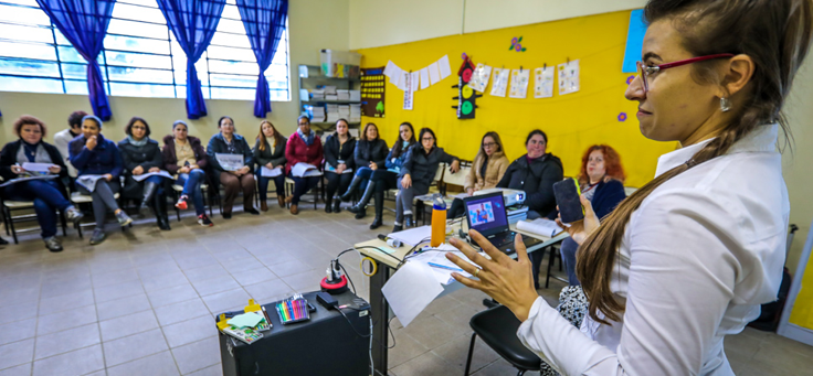 Imagem mostra professores do projeto Aula Digital em forção em Viamão