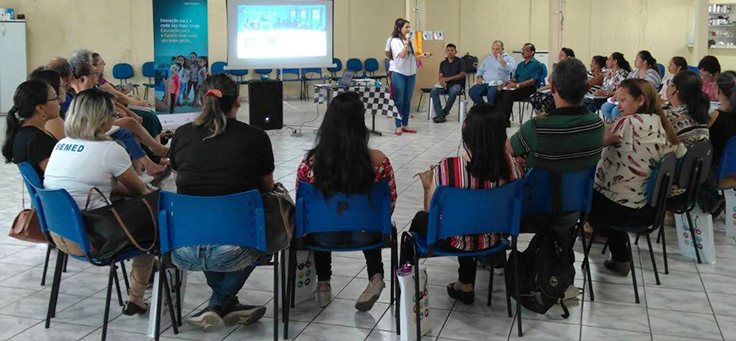 Educadores formam roda durante dinâmica em formação do Projeto Aula Digital