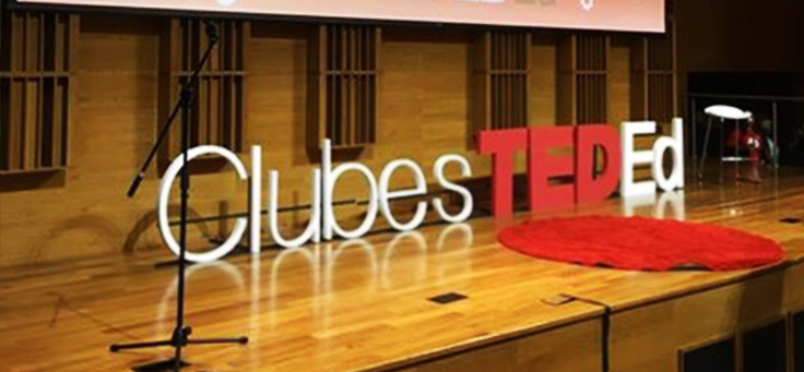 Palco com os letreiros Club TED Ed