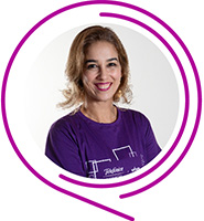 Alessandra, do Programa de Voluntariado da Fundação Telefônica Vivo, usa camiseta púrpura, tem cabelos claros e sorri