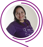 Elayne,Embaixadores do Programa de Voluntariado da Fundação Telefônica Vivo usa camiseta púrpura, tem cabelos escuros e sorri