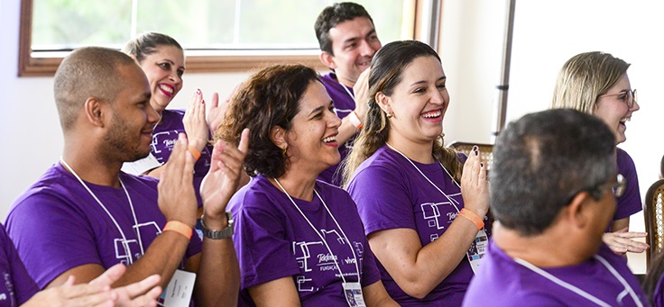 Embaixadores do Programa de Voluntariado da Fundação Telefônica Vivo batem palmas e sorriem