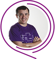 Tiago Elivis, Embaixador do Programa de Voluntariado da Fundação Telefônica Vivo usa camiseta púrpura e tem cabelos curtos