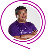 Zacarias, do Programa de Voluntariado da Fundação Telefônica Vivo, usa camiseta púrpura, tem cabelos grisalhos e sorri