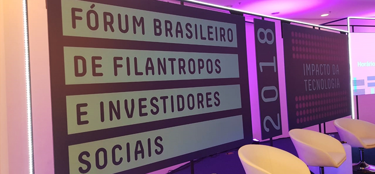 Imagem mostra banner do Fórum Brasileiro de Filantropia, que debateu oportunidades e riscos da inteligência artificial