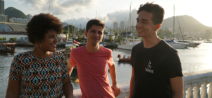 Três jovens do projeto Barkus conversam em gravação do Pense Grande.doc