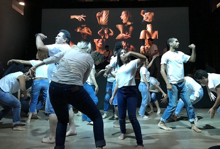 Na imagem, grupo de cerca de 12 pessoas movimentam seus corpos em uma espécie de dança, durante o festival Social Good Brasil