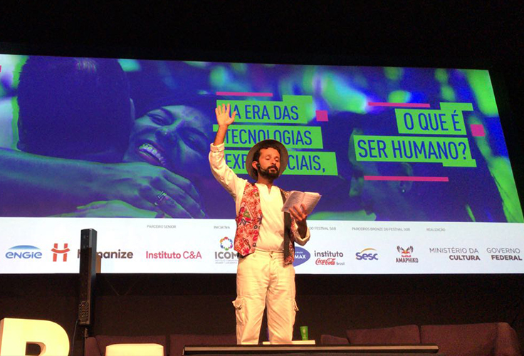Nuno Arcanjo lê poema no palco do festival Social Good Brasil