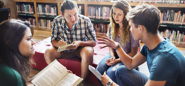 Um grupo de jovens está sentado em roda discutindo sobre os desafios do empreendedorismo