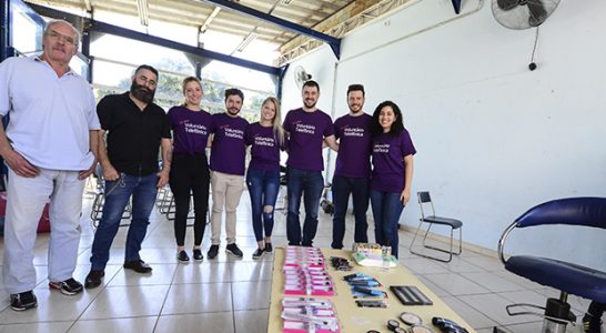 Oito pessoas posam para foto durante ação com trainees