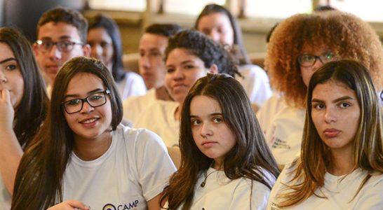 Quatro jovens trainees mulheres observam ação com trainees