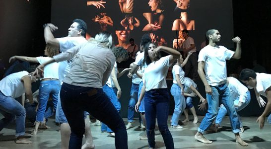 Na imagem, grupo de cerca de 12 pessoas movimentam seus corpos em uma espécie de dança, durante o festival Social Good Brasil