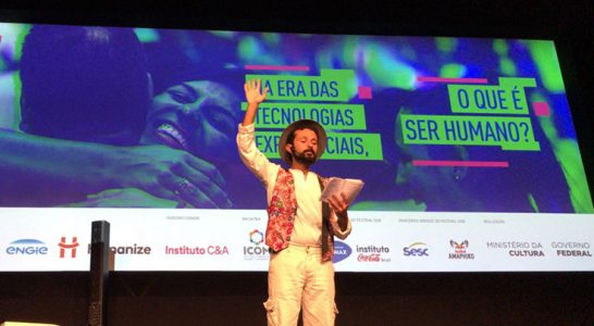 Nuno Arcanjo lê poema no palco do festival Social Good Brasil