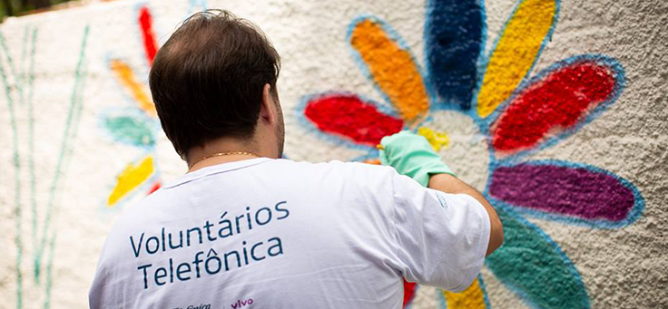 Colaborador participa de oficina de grafite durante o dia dos voluntários