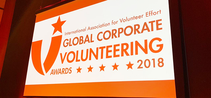 Imagem do telão com o nome do Prêmio Global de Voluntariado Corporativo 2018 escrita em inglês