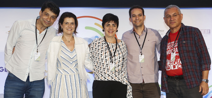 A gerente de programas sociais Mila Gonçalves posa ao lado de outros palestrantes do Educação 360