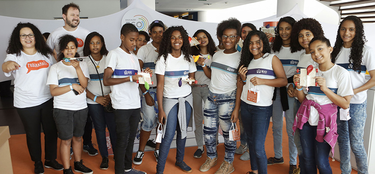 Jovens que participaram de oficina do Programaê no Educação 360 posam para a foto. Eles usam camiseta de escola pública do Rio