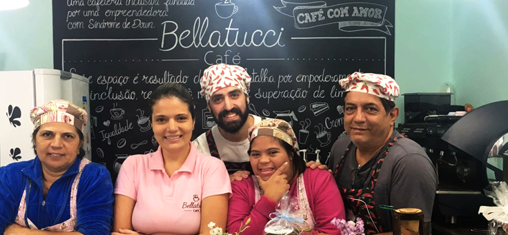 Jéssica Pereira, que tem Síndrome de Down posa no balcão do Bellatucci Café na gravação do Pense Grande.doc, que aborda empreendedorismo jovem