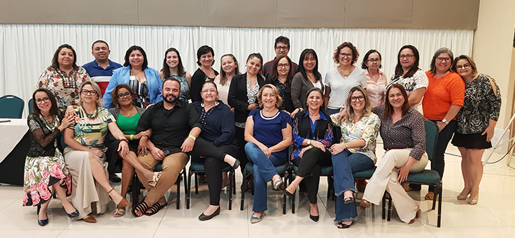 Grupo com 23 homens e mulheres forma duas fileiras de pessoas e posa para foto após formação no Rio Grande do Norte da Assessoria Inova Escola, que promove inovação educativa na rede pública.