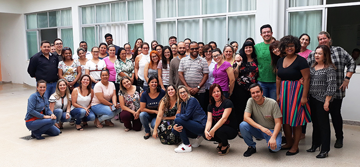 Professores de Itapeva-SP se reúnem em grupo para foto. Eles participaram de formação continuada da Fundação Telefônica Vivo em parceria com a Undime.