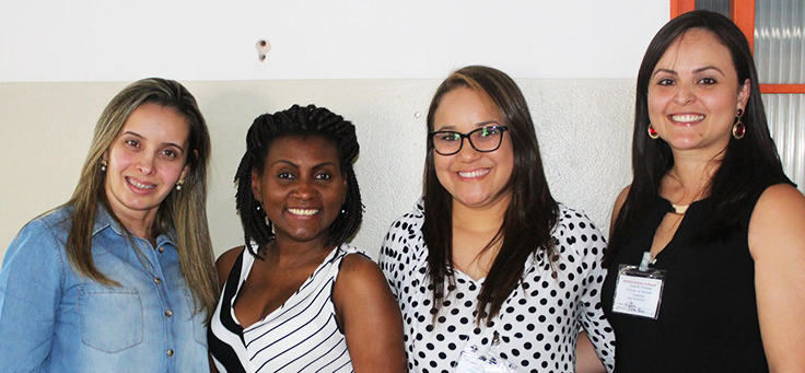 Grupo de quatro professoras posa para foto após formação continuada da Fundação Telefônica Vivo em parceria com a Undime.
