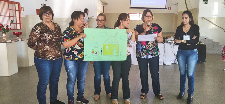 Grupo de professoras mostra desenho em frente a plateia durante formação continuada da Fundação Telefônica Vivo em parceria com a Undime.