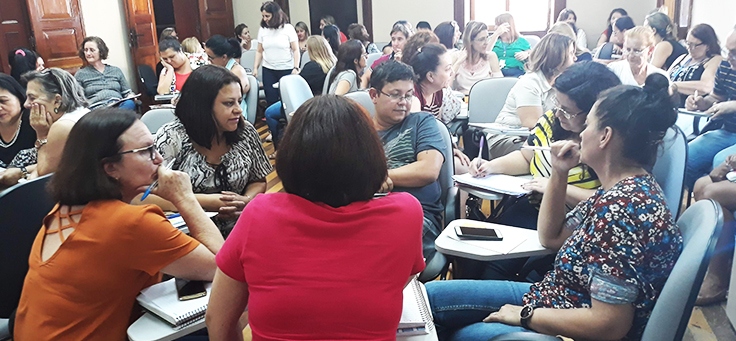Professores de São Carlos-SP estão sentados em roda durante formação continuada da Fundação Telefônica Vivo em parceria com a Undime.