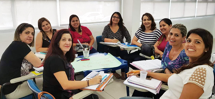 Professoras estão sentadas em roda durante formação continuada da Fundação Telefônica Vivo em parceria com a Undime.