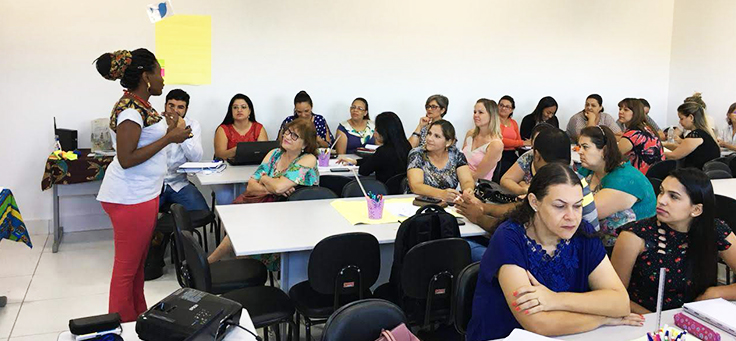 Palestrante dá treinamento a professores em formação continuada da Fundação Telefônica Vivo em parceria com a Undime.