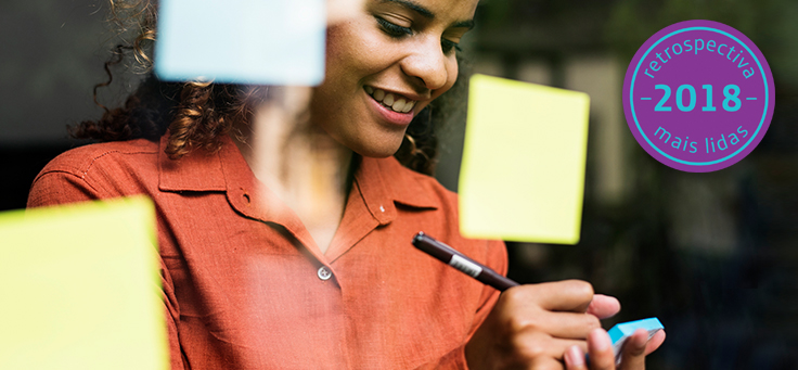 Imagem mostra uma jovem sorrindo enquanto escreve em um post it – matéria relembra os destaques em empreendedorismo social no site da Fundação Telefônica Vivo em 2018