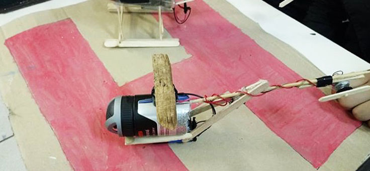 Imagem mostra helicóptero feito de sucata em aula sobre robótica da professora Débora Garofalo, finalista do Nobel da Educação.