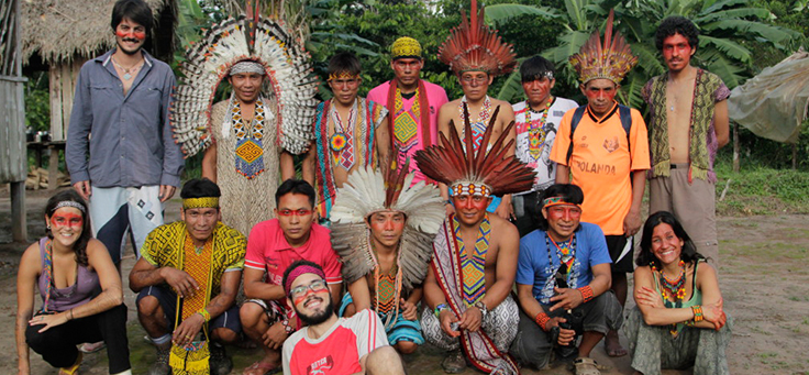 Equipe do antropólogo e game designer Guilherme Pinho Meses posa em meio a representantes do povo Kaxinawá, trajando cocar e pinturas com jenipapo e urucum