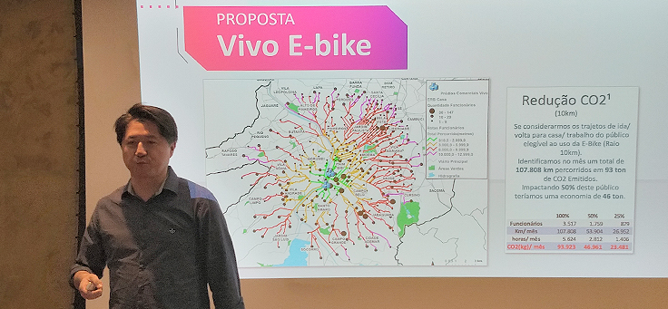 Claudio Alberto Ikeda, diretor de BI e Big Data da Vivo, está mostrando um mapa de rastreamento de usuários em palestra do Data for Good.
