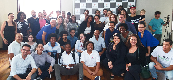 Grupo com cerca de 40 pessoas entre jovens dos projetos acelerados pelo Vai Tec e dos empreendedores que deram dicas ao longo do processo está posando para foto.