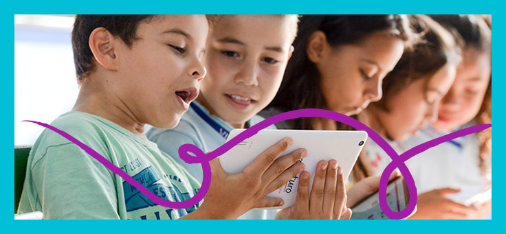 A imagem mostra cinco crianças em diagonal olhando para tablets do projeto Profuturo Aula Digital