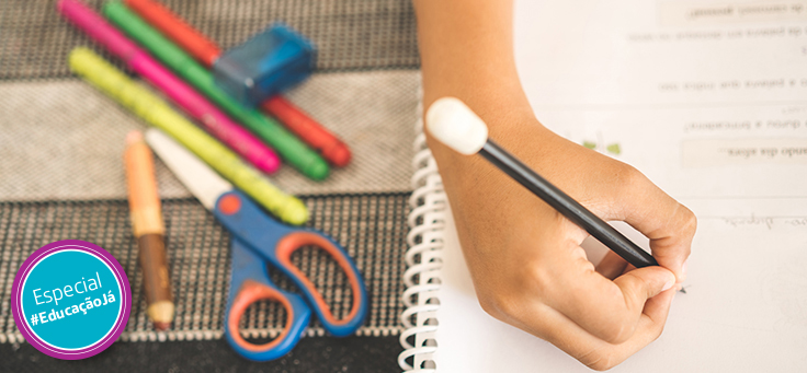 Alunos está com lápis nas mãos, escrevendo em um caderno para ilustrar seis temas importantes que vão pautar a educação nos próximos anos.