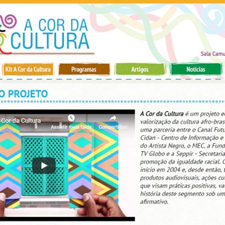 Homepage do site A Cor da Cultura traz uma mulher negra estilizada em várias cores. Projeto integra lista de obras que ensinam cultura afro-brasileira, conforme a lei 10.639/03.
