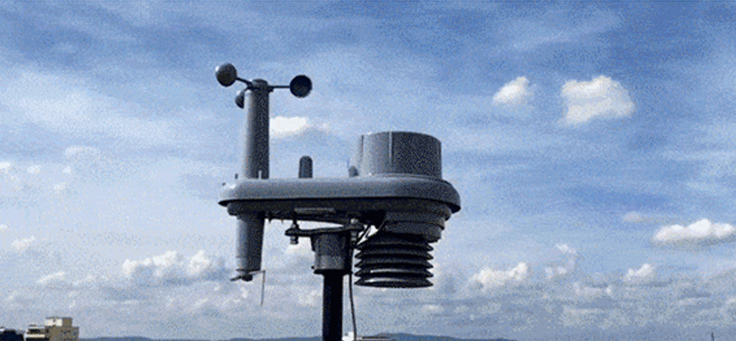O gif mostra uma imagem de uma cidade vista do alto com diversos pontos piscando. Em seguida é possível ver um sensor em funcionamento. Ele mede velocidade, vento, umidade, volume e intensidade de chuva e a temperatura.