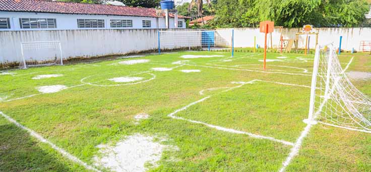 Quadra recebe linhas de campo de futebol, basquete e vôlei na Escola Municipal de Ensino Fundamental Frei Fernando, que recebeu o programa de voluntariado Vacaciones Solidárias.