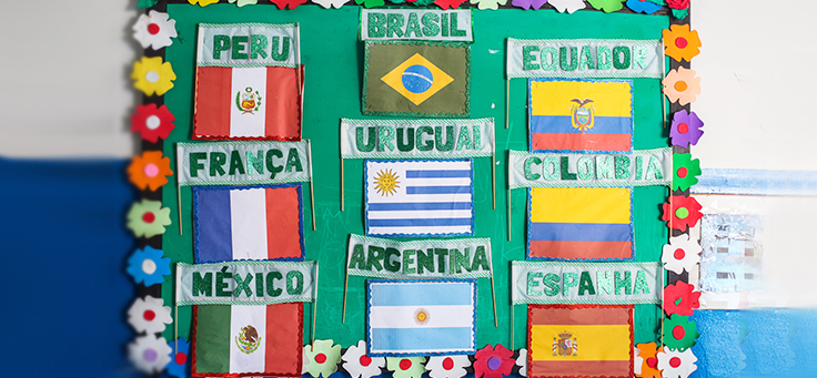 Quadro mostra bandeiras do Peru, Brasil, Equador, França, Uruguai Colômbia, México, Argentina e Espanha, países dos colaboradores do programa de voluntariado Vacaciones Solidárias.