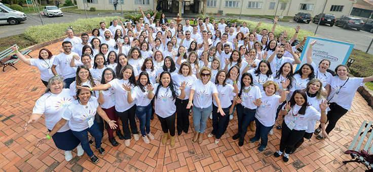 Participantes do 1º Encontro de Formadores do Aula Digital posam para foto em grupo