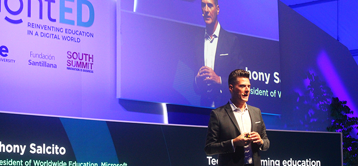 Anthony Salcito está no palco do enligthED. O vice-presidente global de Educação da Microsoft falou que o avanço da tecnologia sozinho não muda o aprendizado.