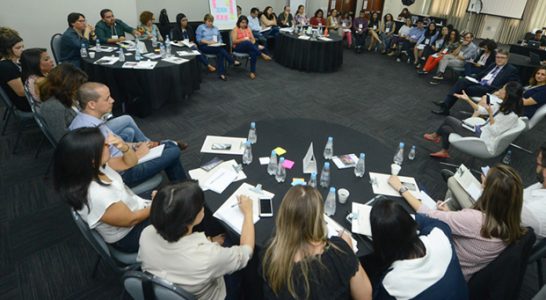 Em primeiro plano, mesa redonda reúne integrantes da rede do Escola Digital durante o encontro ocorrido em São Paulo.