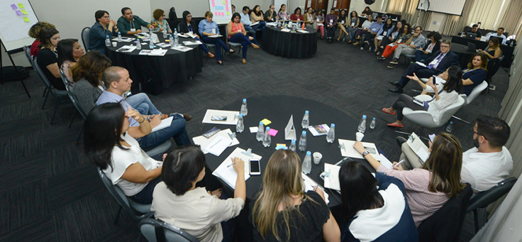 Em primeiro plano, mesa redonda reúne integrantes da rede do Escola Digital durante o encontro ocorrido em São Paulo.