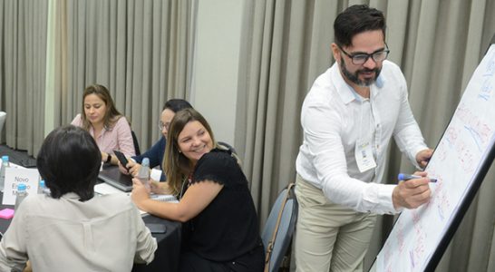 Especialista escreve em quadro durante encontro da rede do Escola Digital ocorrido em São Paulo.