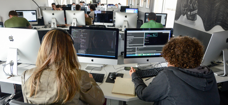 Imagem mostra estudantes mexendo em computadores durante processo seletivo no espaço da 42 São Paulo