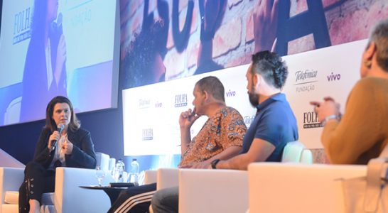 Mila Gonçalves, gerente de Programas Sociais da Fundação Telefônica Vivo, conduz mesa sobre Fundamentos da Inovação na Educação no Fórum Inovação Educativa.